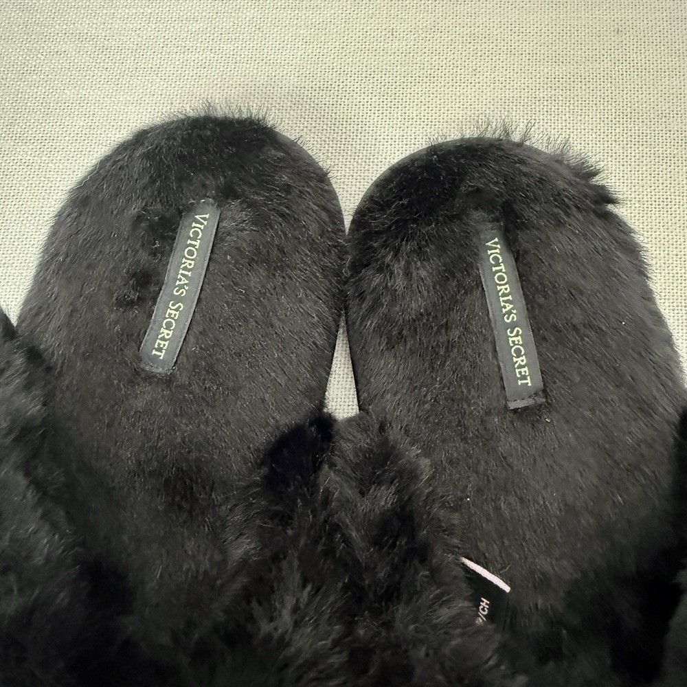 Victoria's Secret Plush Closed Toe Faux Fur Black VS Logo Slippers Small 5/6 - Picture 3 of 7